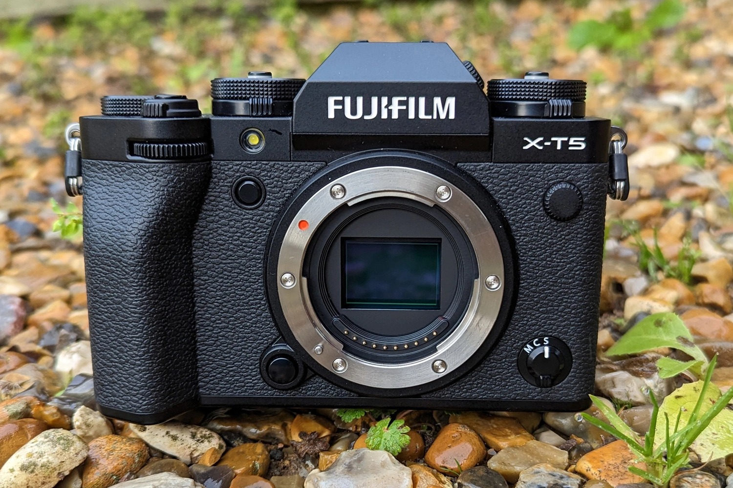 Đánh giá Fujifilm X-T5 về trọng lượng nặng khoảng 557 gồm pin và thẻ nhớ