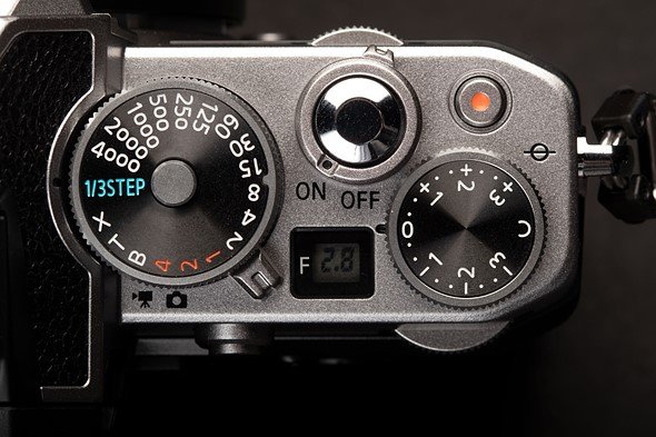 Nikon Z fc 7 với các mặt số của vòng xoay lấy nét bằng nhôm