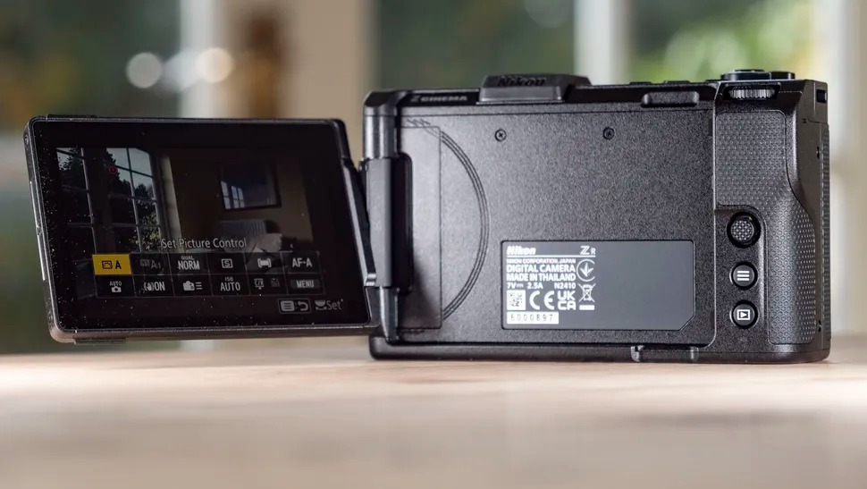 Nikon ZR không sử dụng quạt làm mát