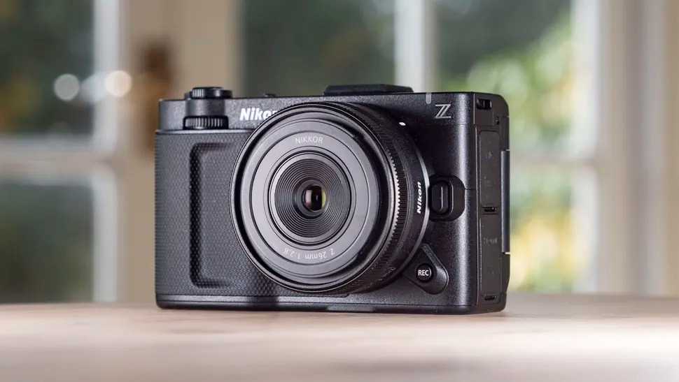 Thân máy vuông vức, không có kính ngắm