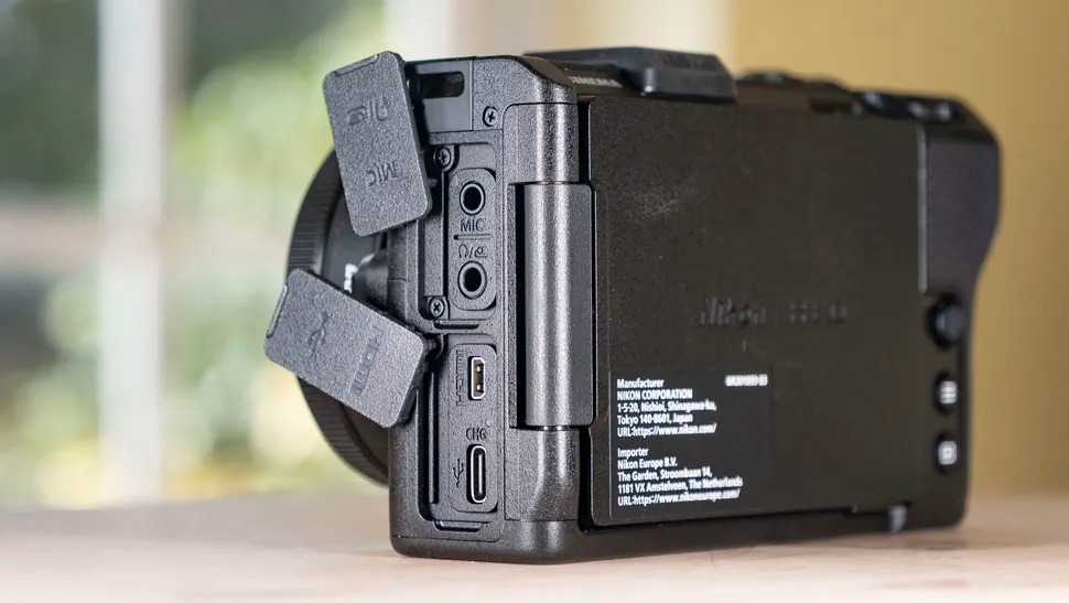 Nikon ZR được trang bị cổng micro HDMI