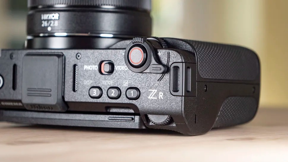 Nút chụp được thay đổi thành nút ghi hình lớn