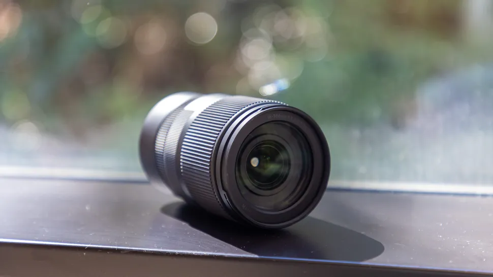 Sigma 16-300mm nhỏ gọn dù có dải zoom siêu rộng
