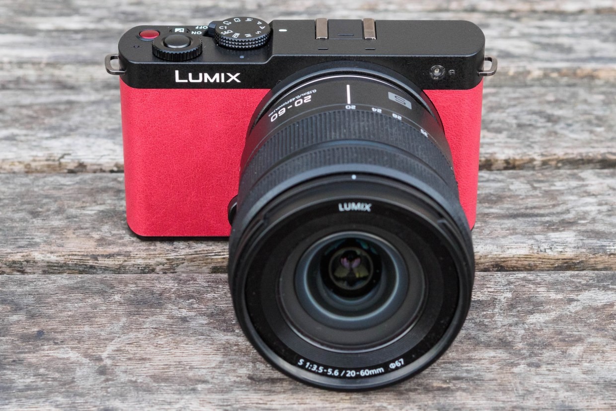 Panasonic đã cho loại bỏ thiết kế báng cầm trong Lumix S9