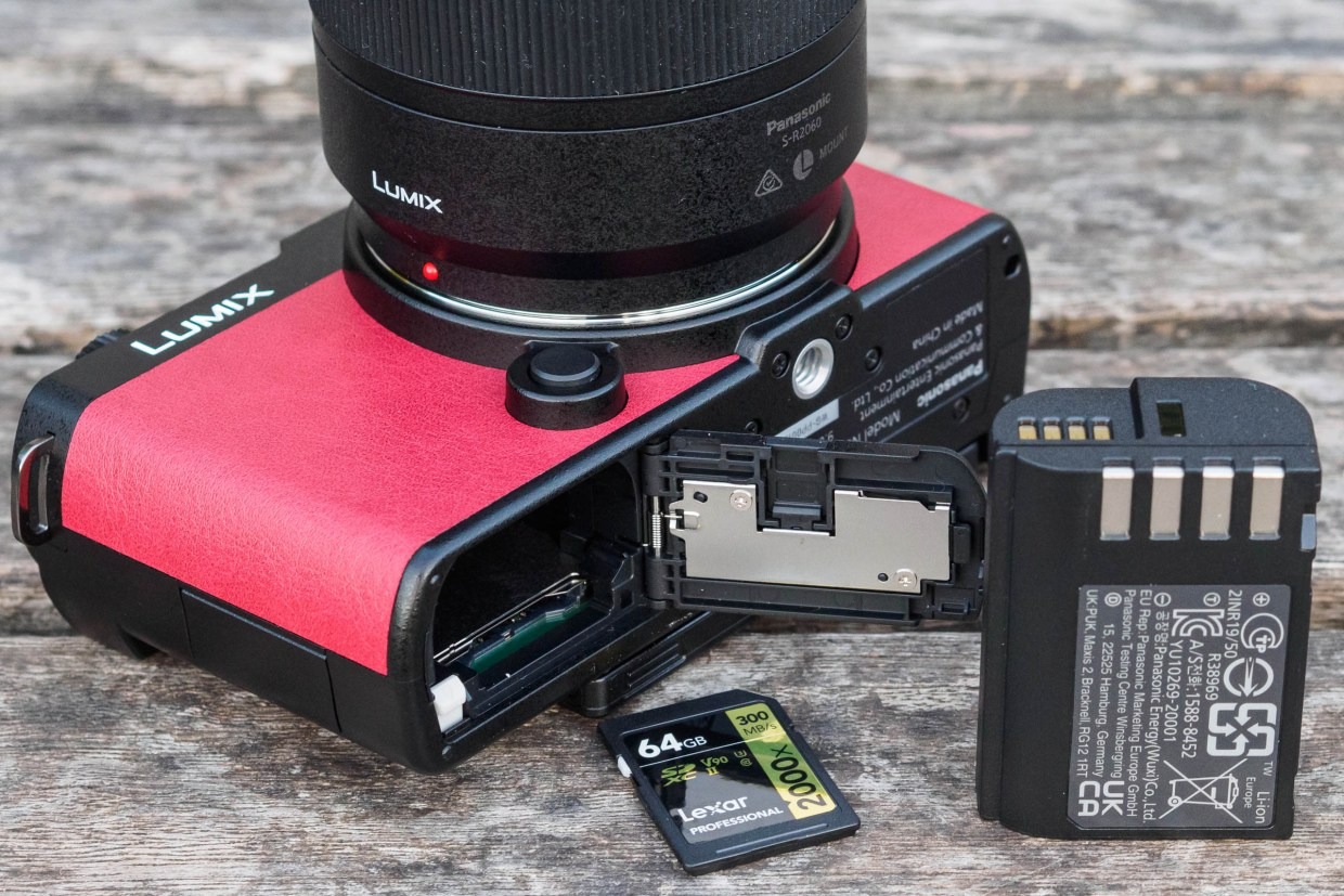 Review Panasonic Lumix S9: Pin và thời lượng hoạt động