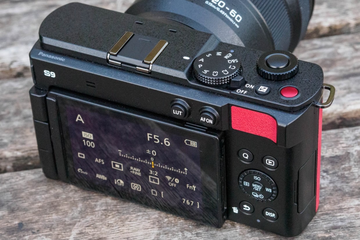Panasonic Lumix S9 thiếu sót rất lớn khi loại bỏ kính ngắm