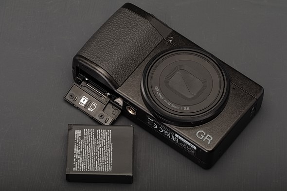 Review Ricoh GR IV: Pin và thời gian hoạt động