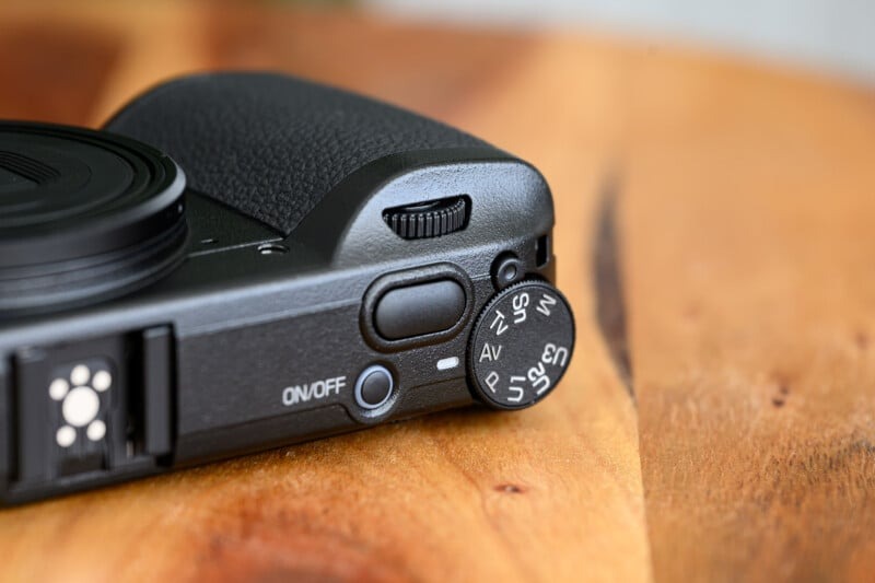 Vòng xoay chế độ phơi sáng được bổ sung thêm nút khóa