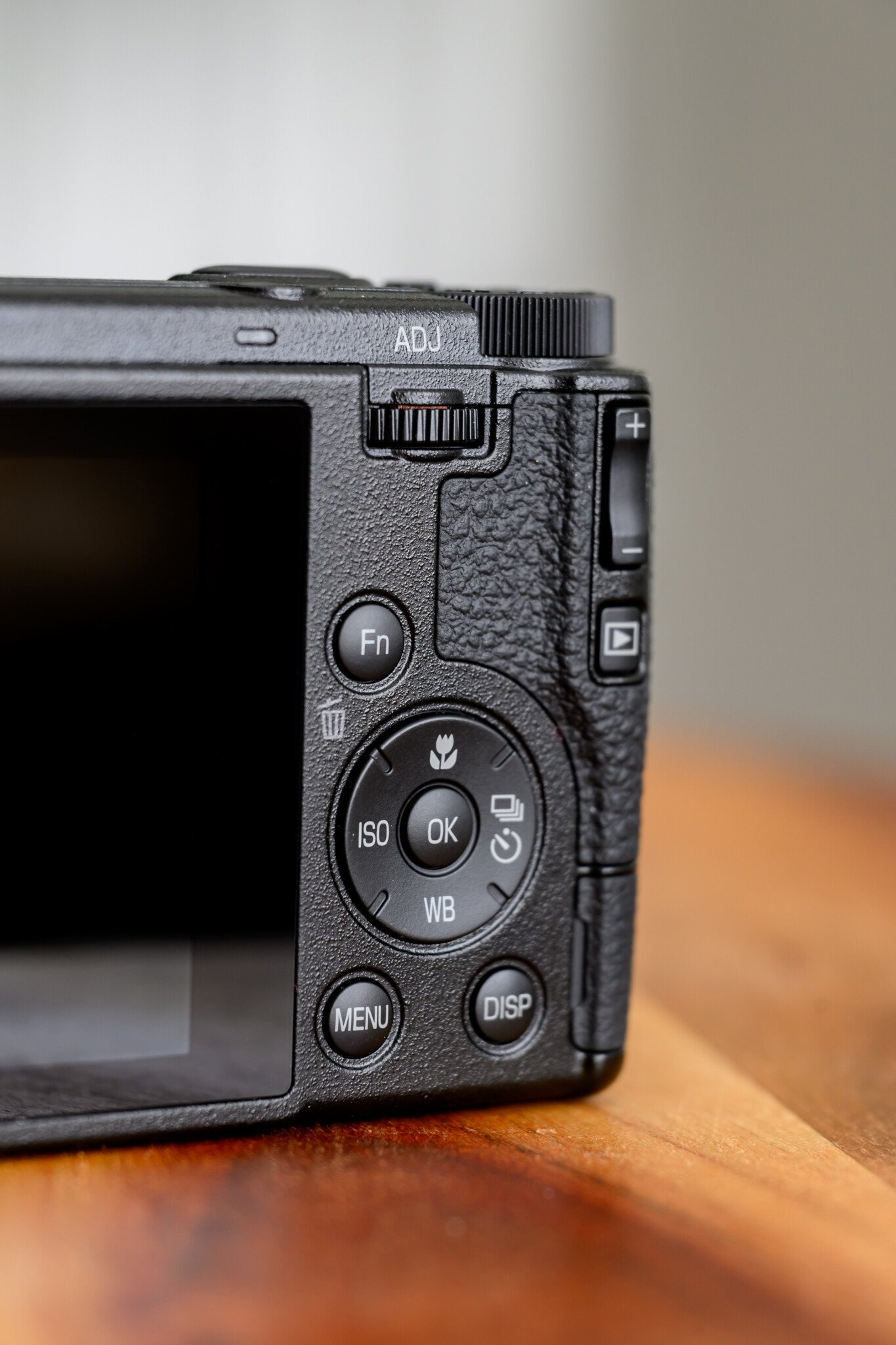 Ricoh GR IV được bố trí nút bấm hợp lý