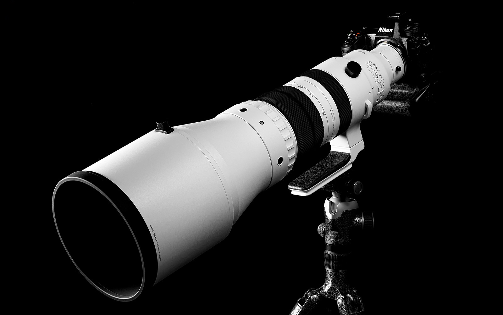 Sigma 300-600mm f/4 DG OS sở hữu vòng zoom có kích thước lớn, rộng gấp 2.5x so với vòng lấy nét