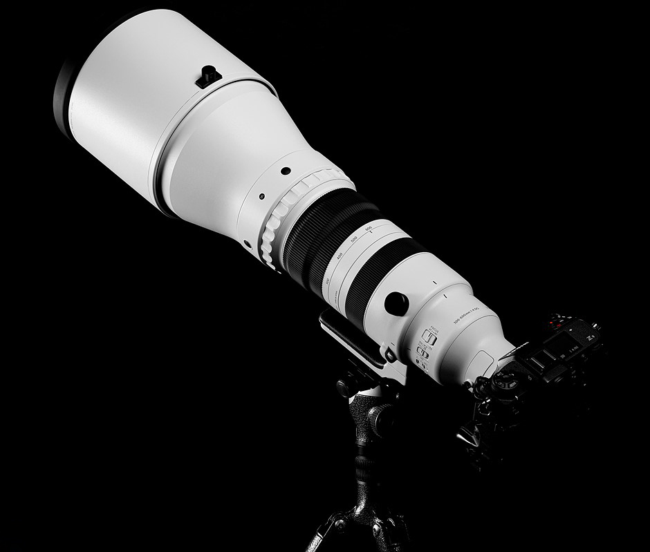 Sigma 300-600mm F/4 DG OS Sports được trang bị chân đế tripod tích hợp hệ thống tháo lắp nhanh Arca Swiss