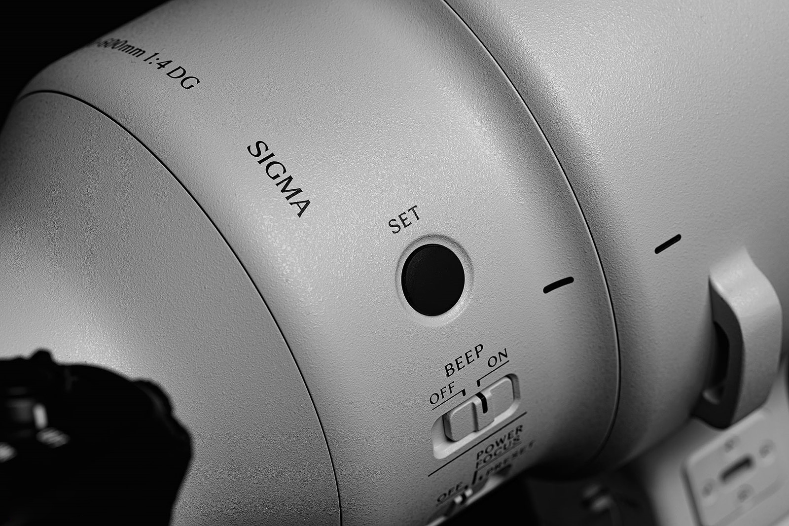 Đánh giá Sigma 300-600mm f/4 DG OS: Bố trí các nút bấm bên trái của ống kính