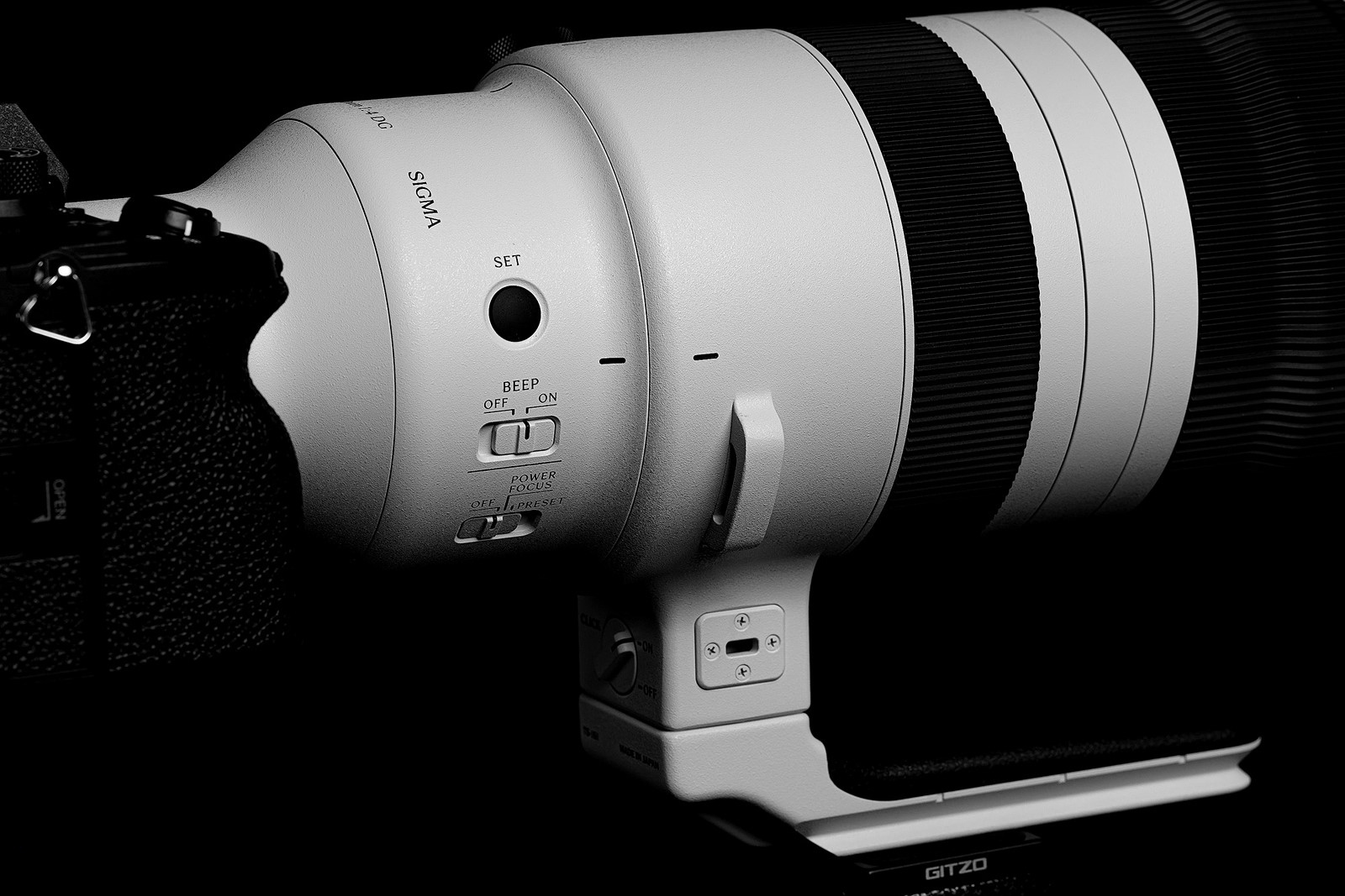 Sigma 300-600mm F/4 DG OS Sports được trang bị chân đế tripod tích hợp hệ thống tháo lắp nhanh Arca Swiss