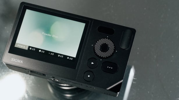 Sigma BF được trang bị màn hình cảm ứng LCD cảm ứng 3.2 inch với 2.1 triệu điểm ảnh