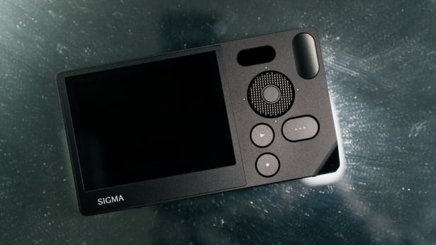 Sigma BF trang bị một vòng xoay để điều khiển chính, 1 nút nguồn, Menu và nút Play ở mặt sau cùng với nút chụp 2 nấc ở phía trên