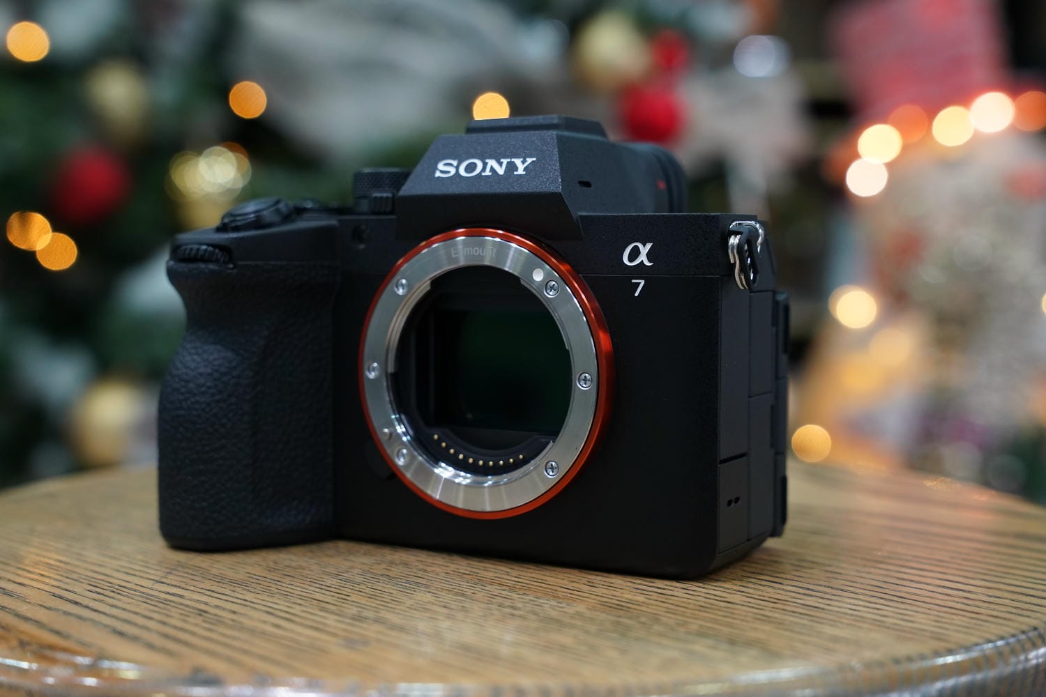 Sony A7 Mark V không có sự thay đổi trong thiết kế