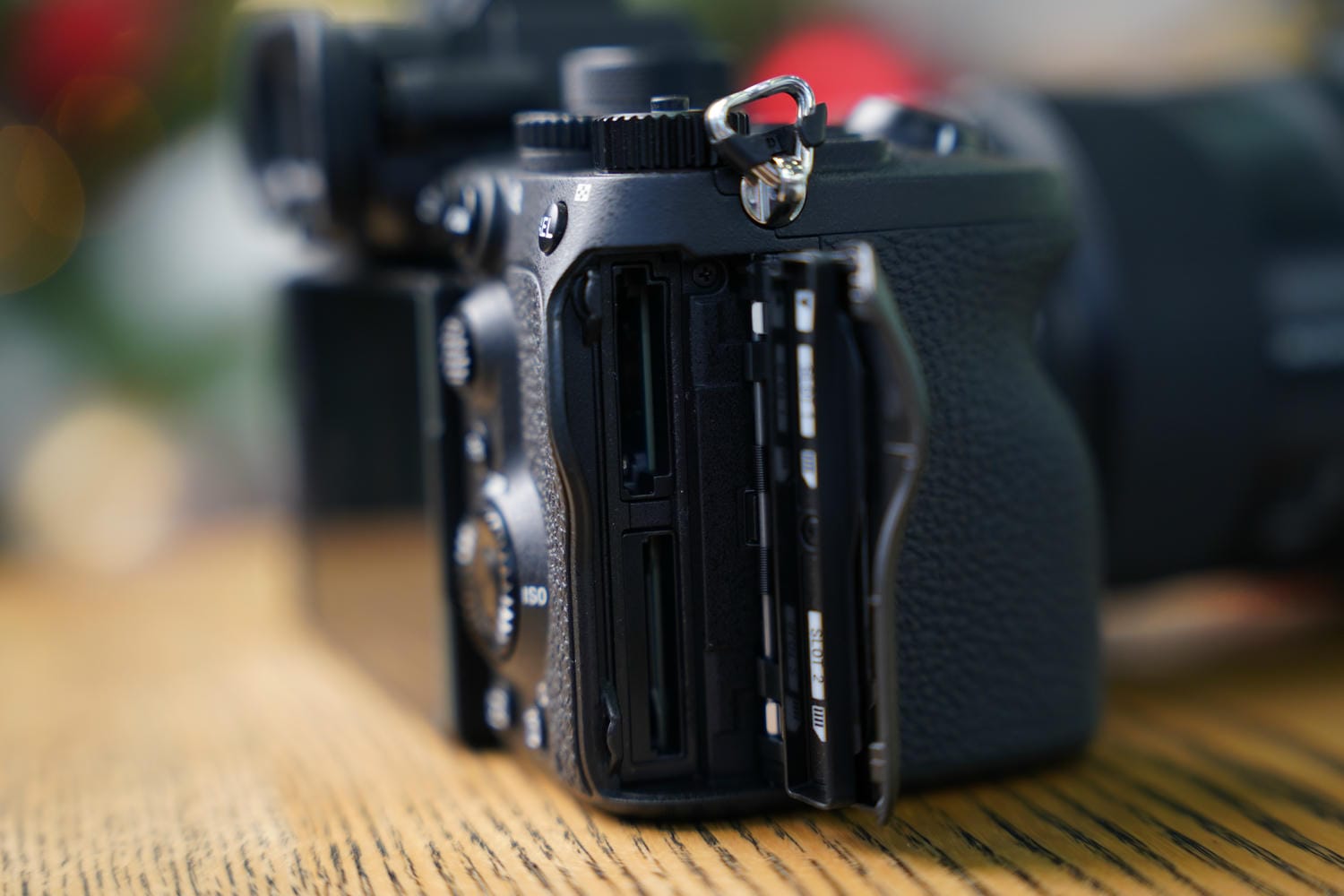 A7M5 có hai khe thẻ SD, hỗ trợ cả thẻ CF Type A