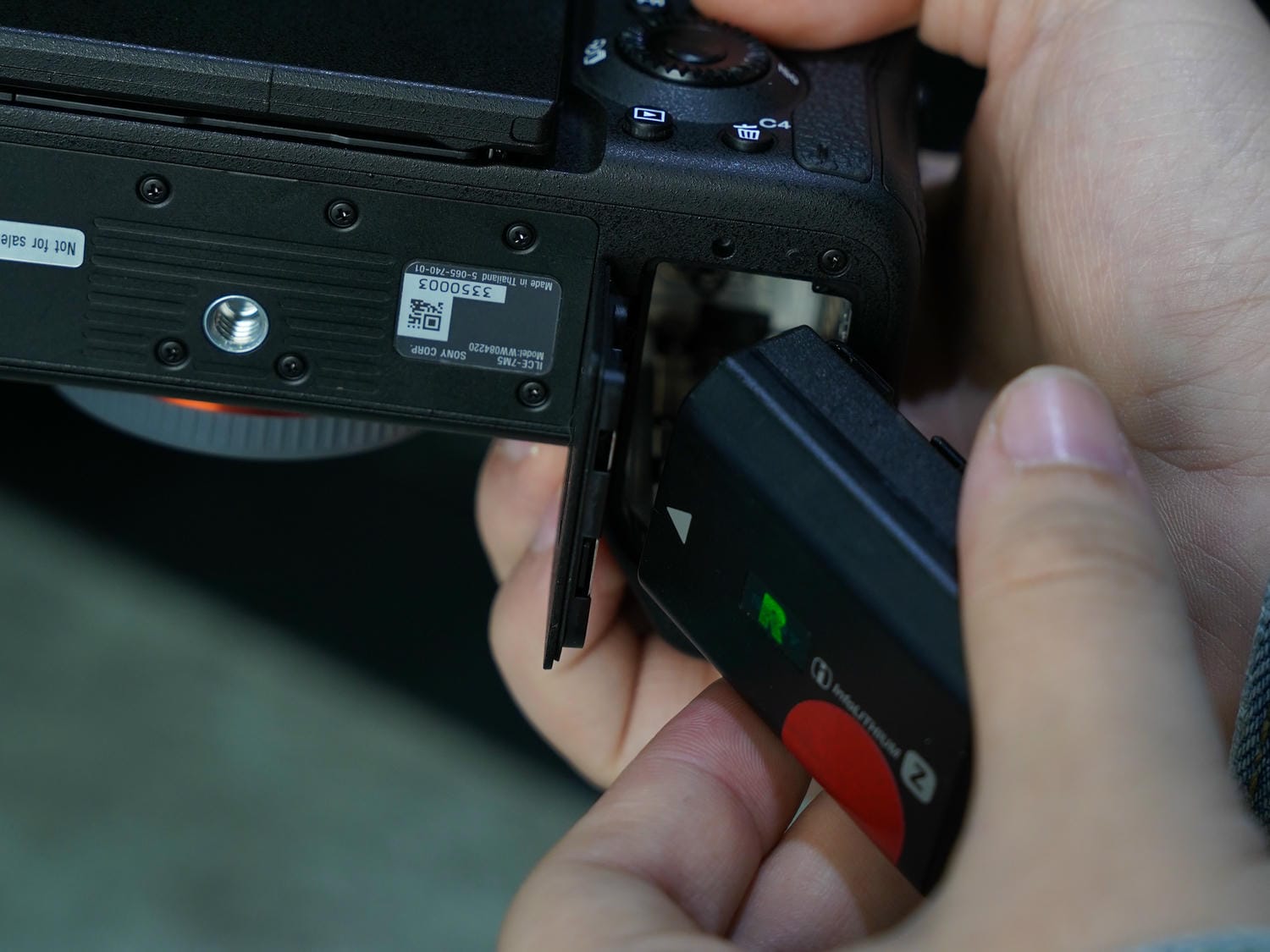 Sony A7 Mark V sử dụng pin NP FZ100
