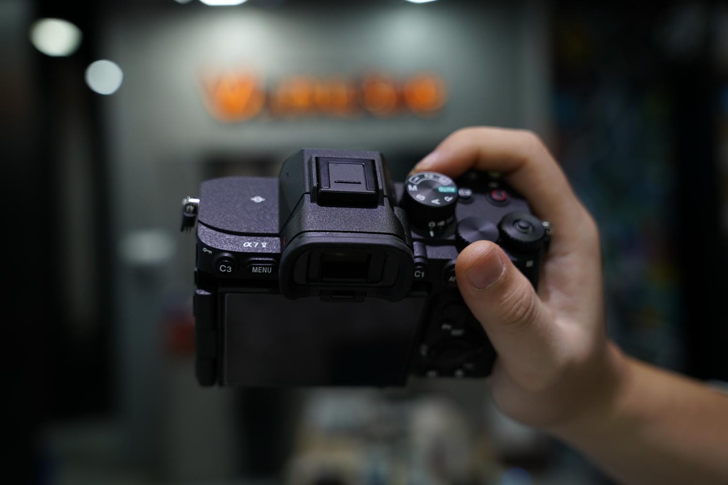 A7M5 có thể chụp 630 tấm bằng EVF hoặc 750 tấm bằng LCD