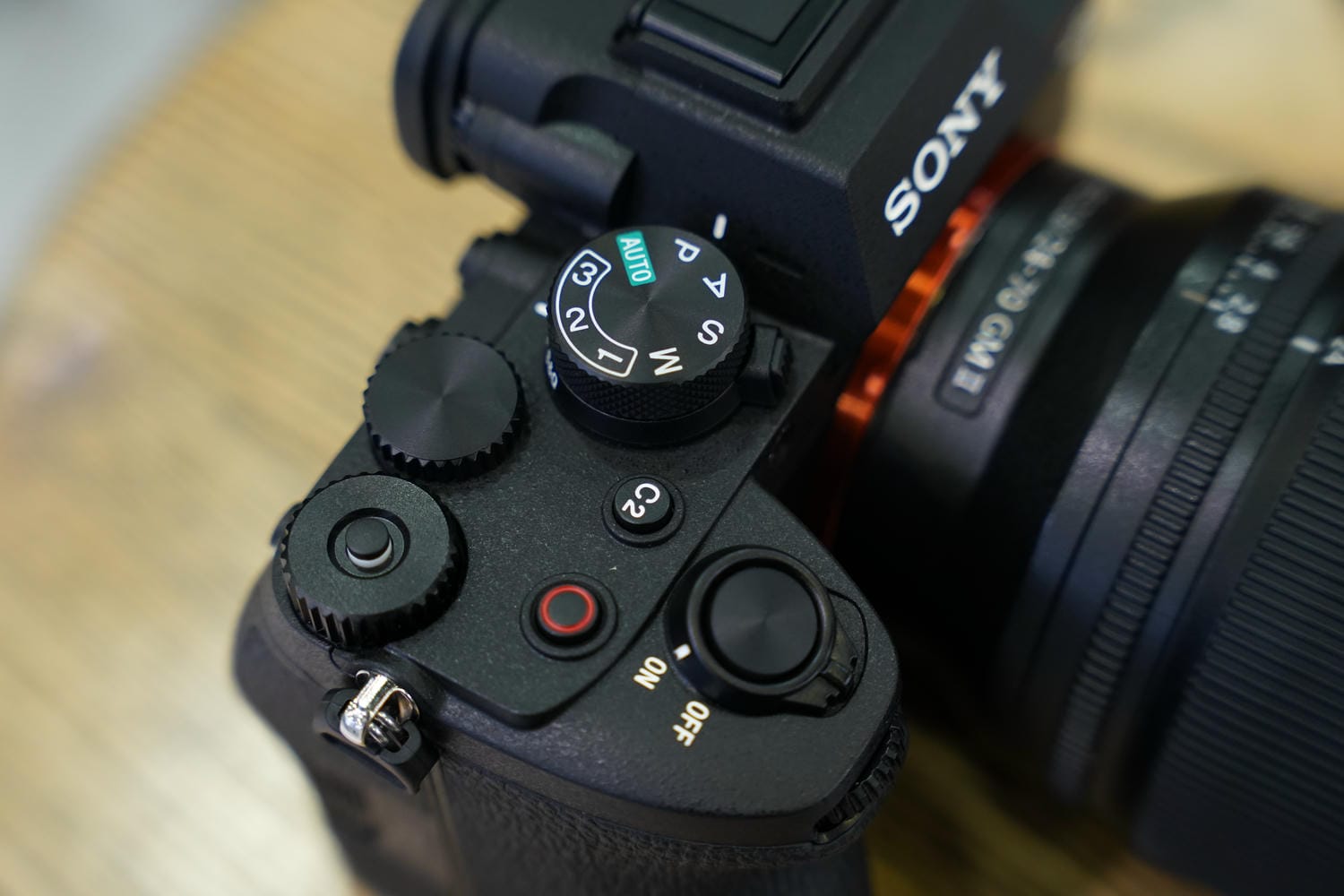 Hệ thống nút điều khiển quen thuộc trên A7M5