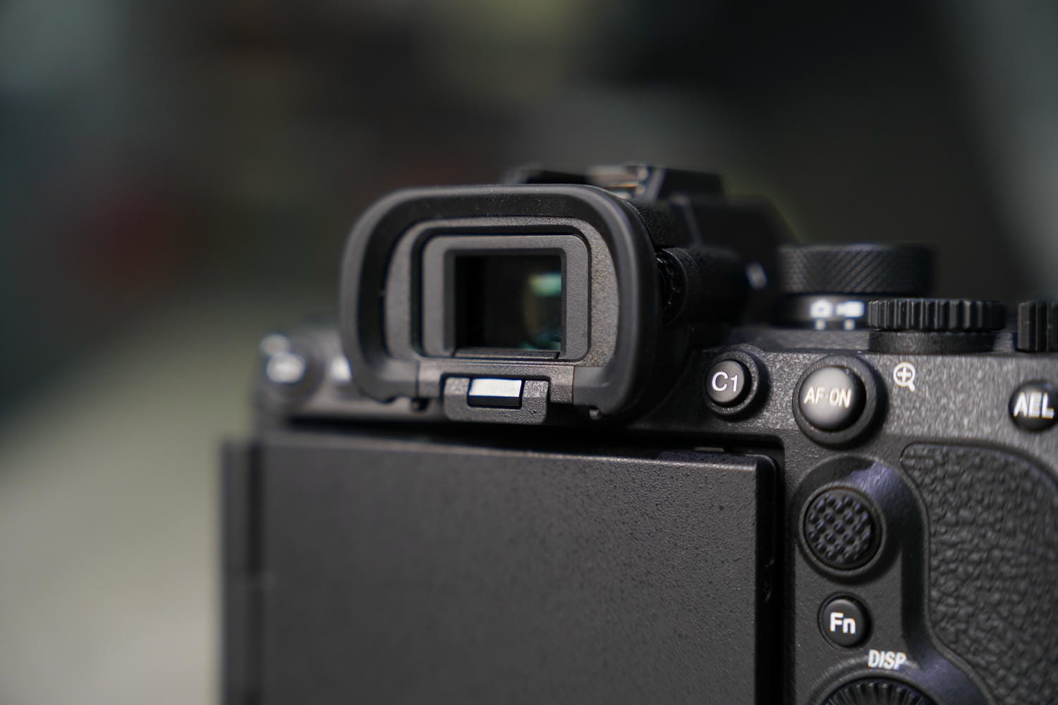 EVF trên A7V cóđộ phân giải 3.68 triệu điểm