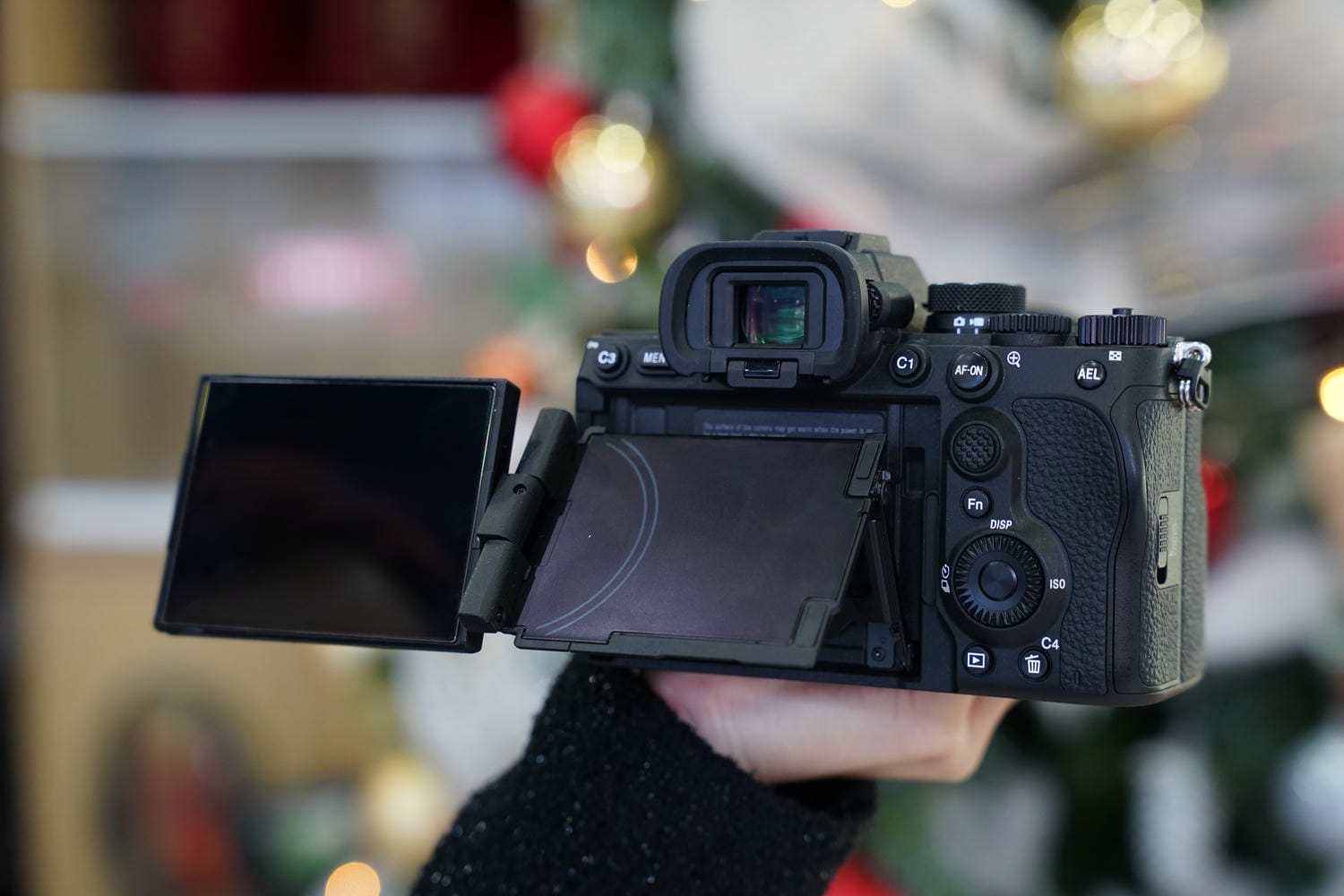 Màn hình được trang bị cơ chế xoay đa hướng bốn trục