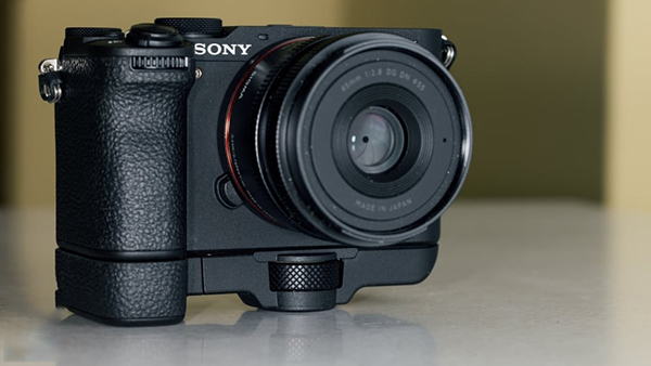Sony Alpha 7CR được trang bị khả năng chống rung 5 trục trên thân máy với khả năng bù lên đến 7 stops