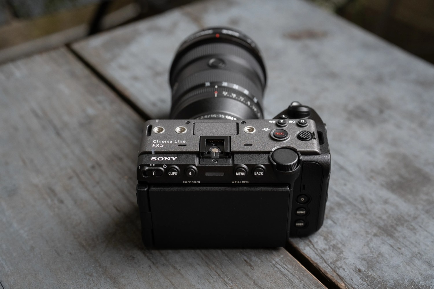 Sony FX5 giữ thiết kế nhỏ gọn quen thuộc của dòng Cinema Line