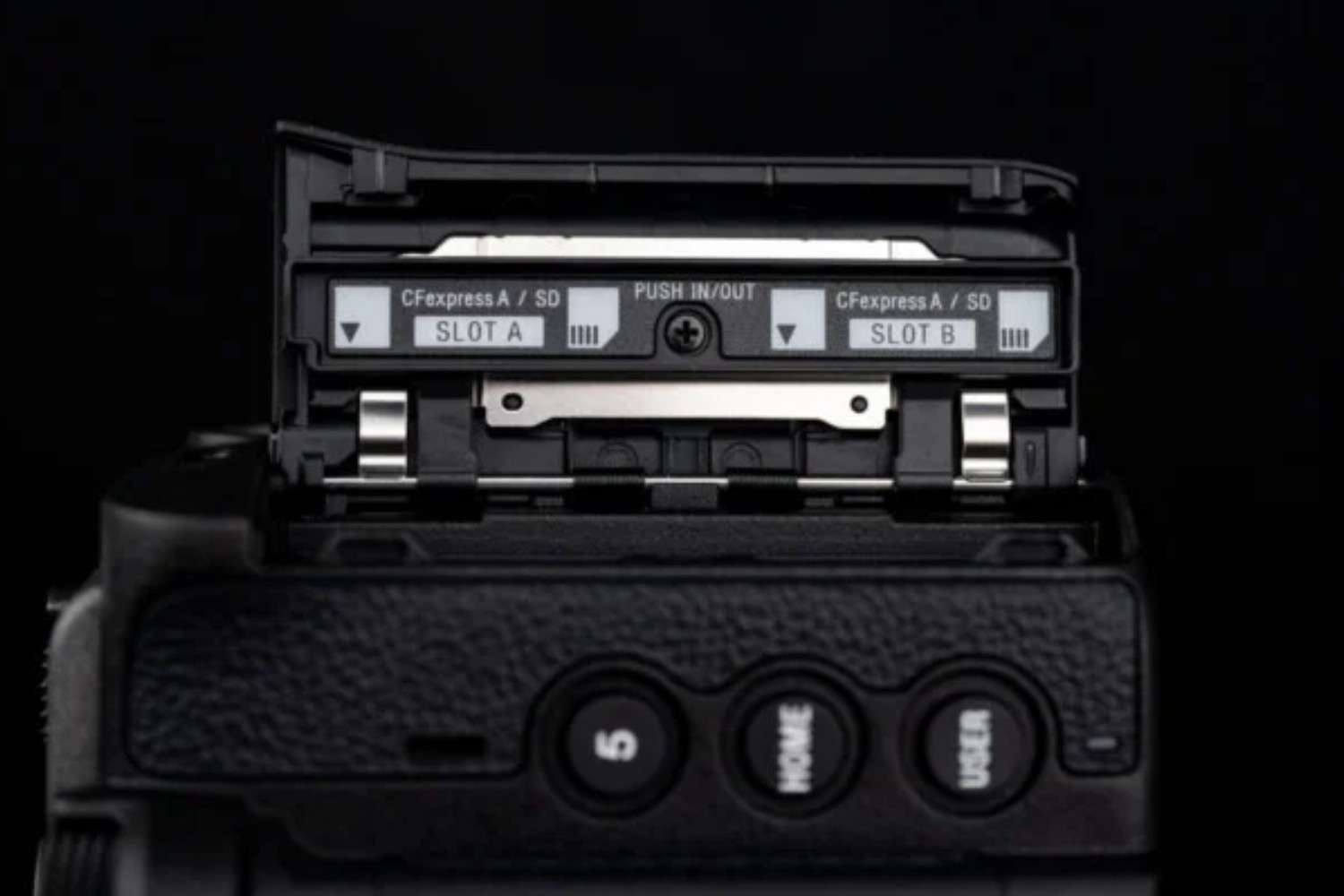 Sony FX5 vẫn được trang bị 2 khe thẻ nhớ