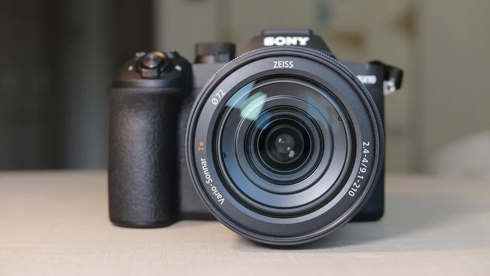 Sony RX10 V vẫn giữ thiết kế quen thuộc