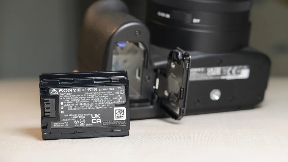 Sony thay pin NP-FW50 bằng NP-FZ100