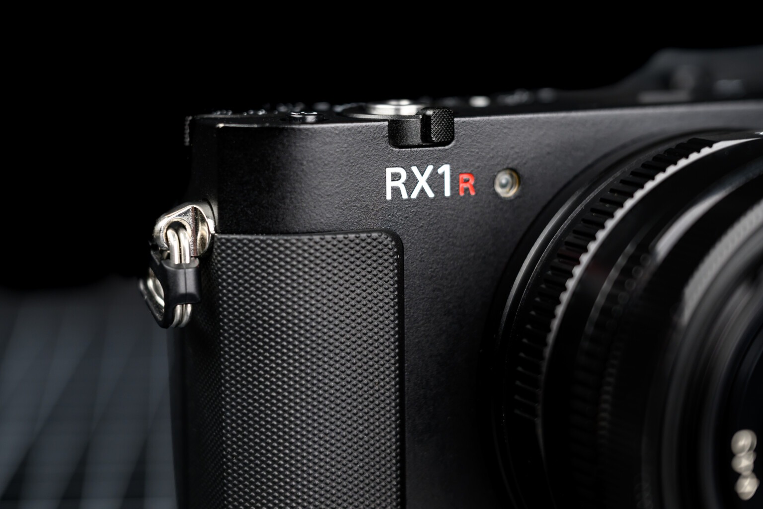 Sony RX1R III có thiết kế báng cầm tay chắn chắn