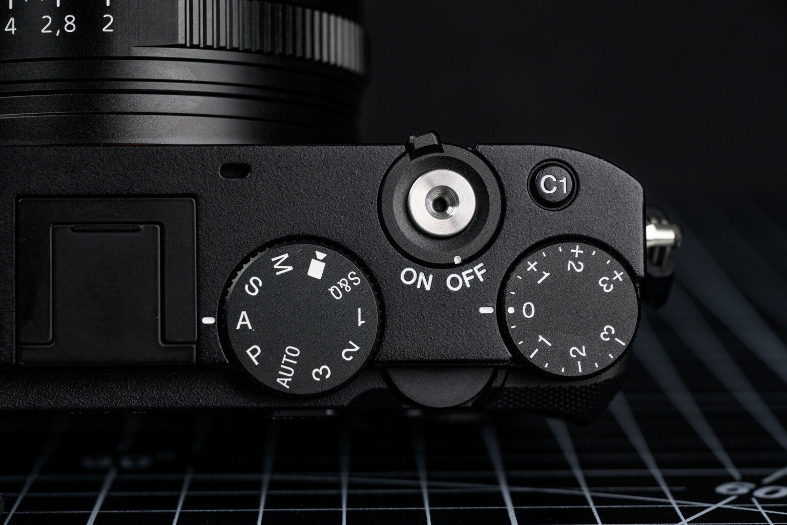 Sony RX1R III được thiết kế với bố cục điều khiển hợp lý