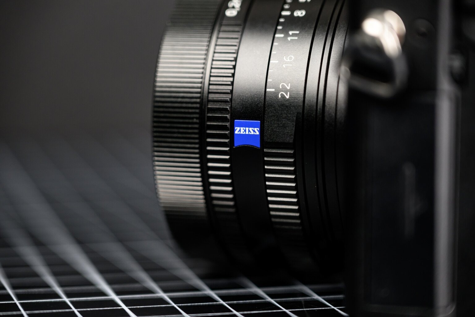 Ống kính của RX1R III tích hợp vòng xoay khẩu độ