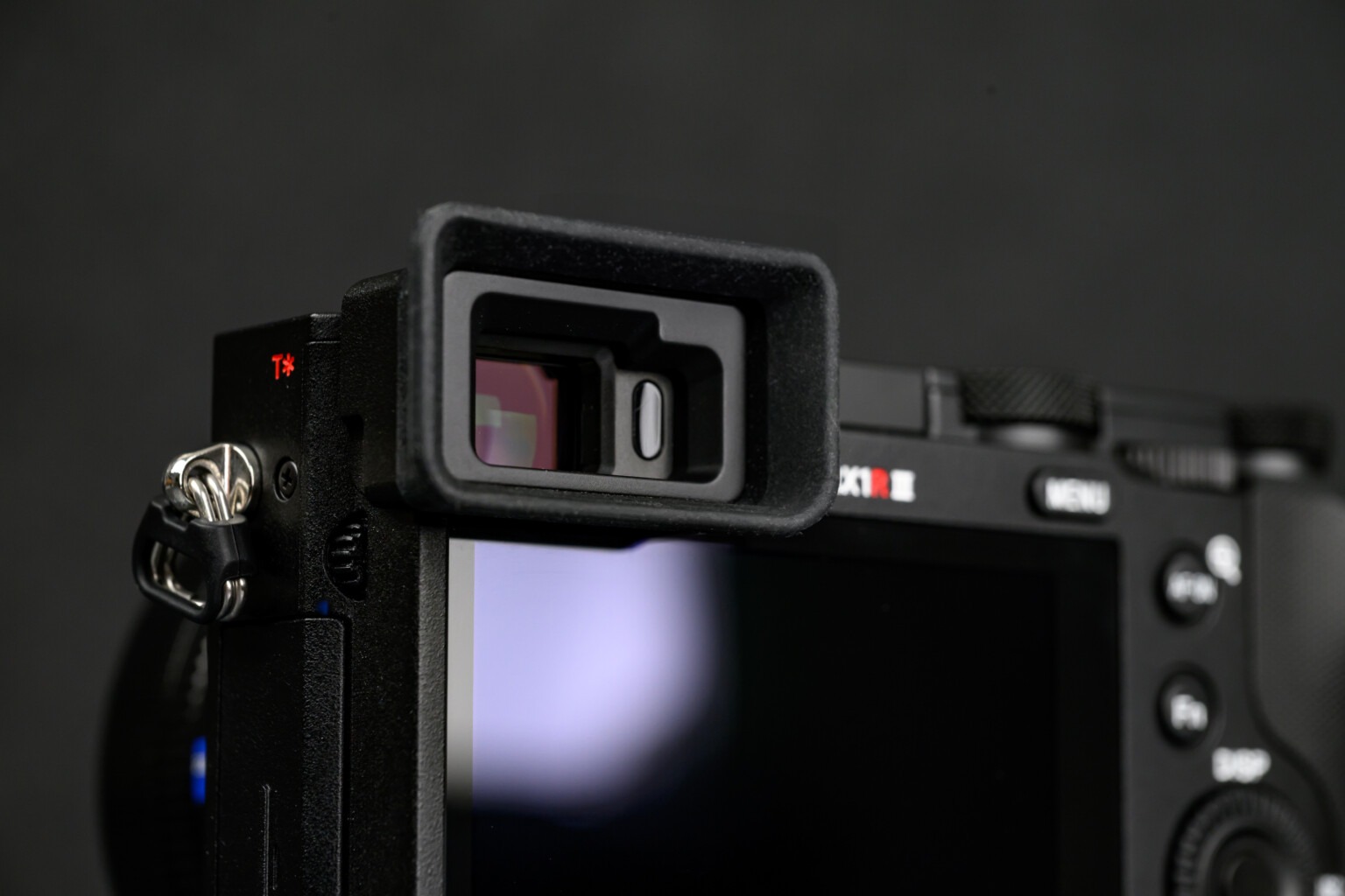 Sony RX1R III sử dụng kính ngắm điện tử 2,36 triệu điểm ảnh