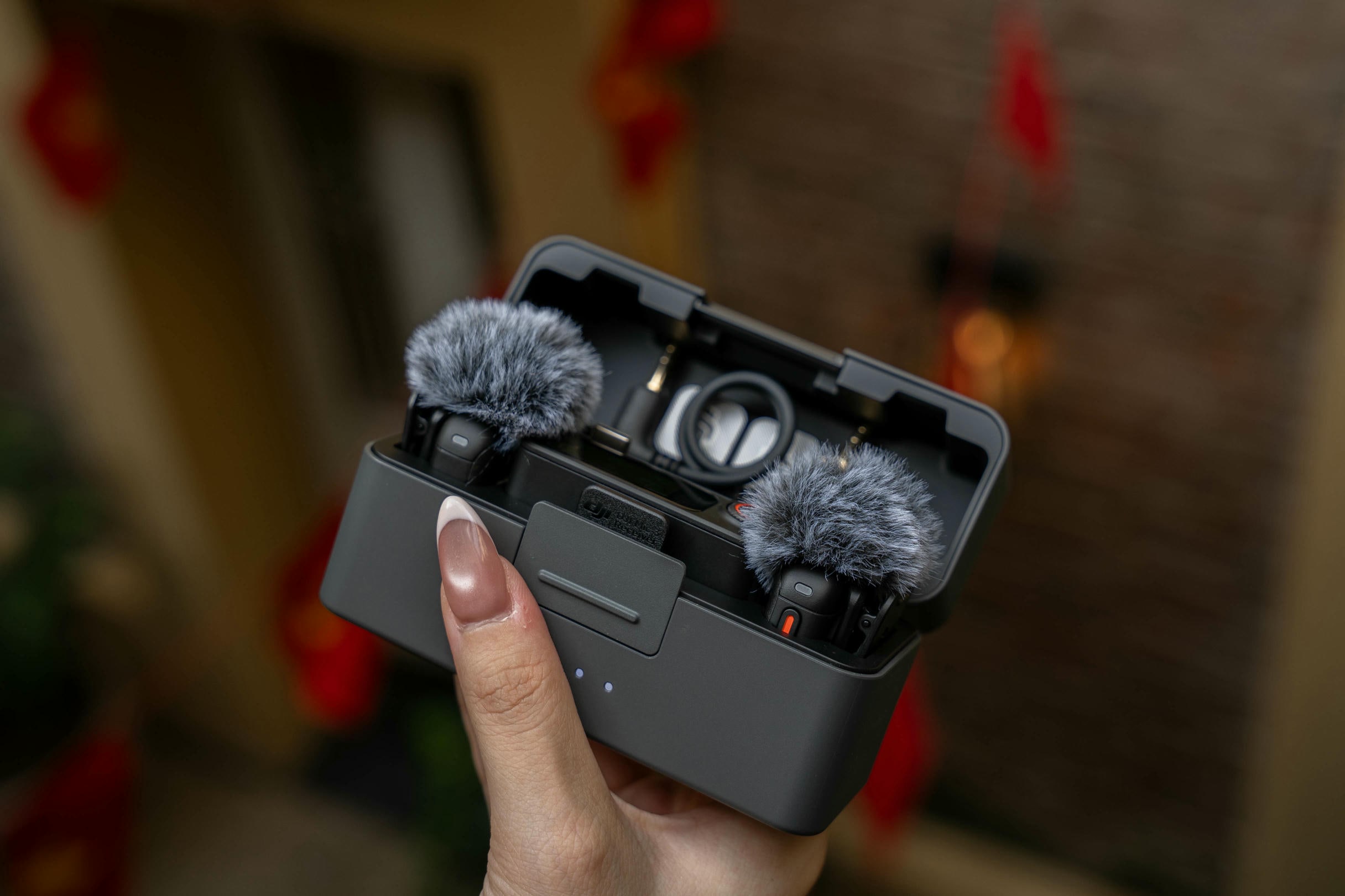 Hộp sạc của DJI Mic 3 có thiết kế nhỏ hơn Mic 2 nhưng không gian lưu trữ tối ưu hơn