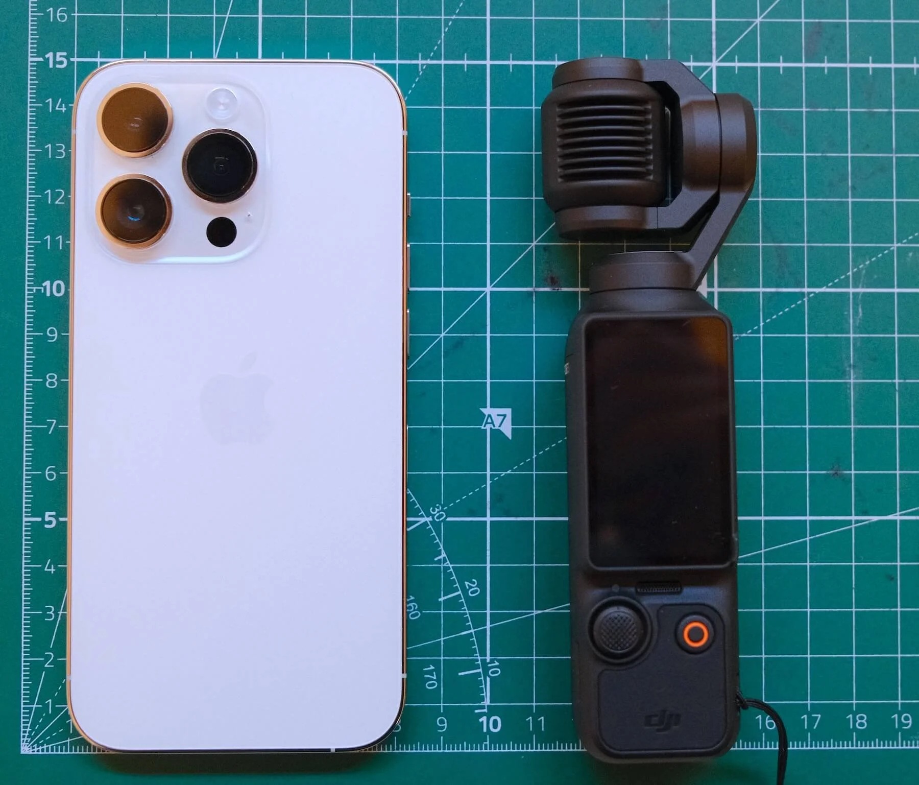 DJI Pocket 3 vs iPhone: Đâu là thiết bị tốt nhất để quay vlog?