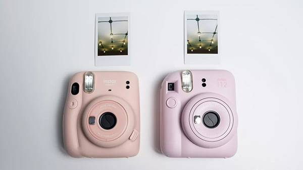 Phần flash trên Instax Mini 12 cũng là một trong những điểm mà Fuji cũng đã nâng cấp