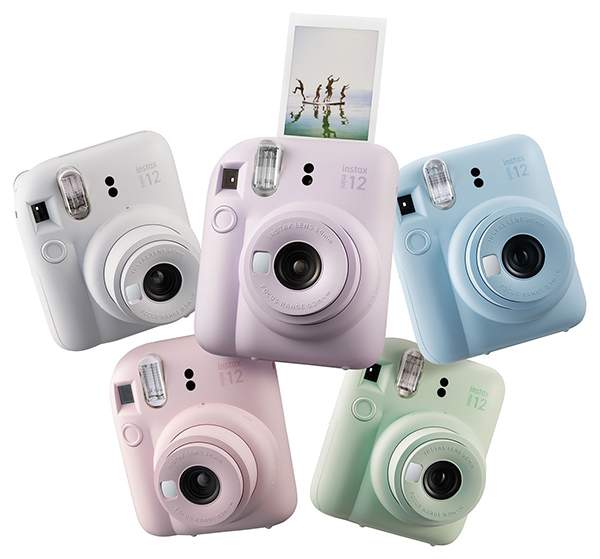 Fujifilm Instax Mini 12 được làm thon hơn đời cũ