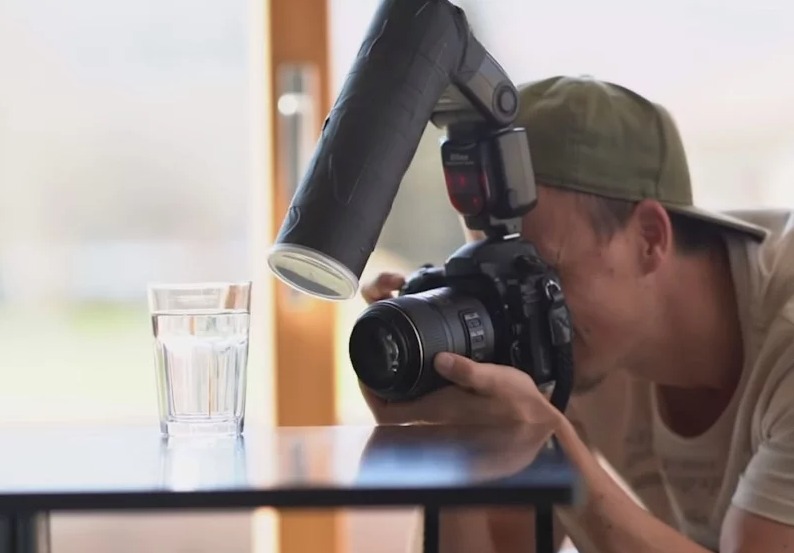 Sử dụng bộ khuếch tán ánh sáng để làm mềm ánh sáng khi chụp ảnh macro