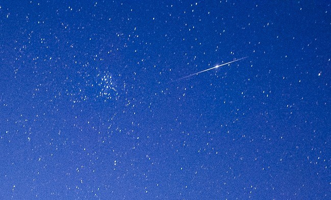 Vệ tinh Iridium hiện lên dưới dạng một điểm sáng mạnh ở giữa