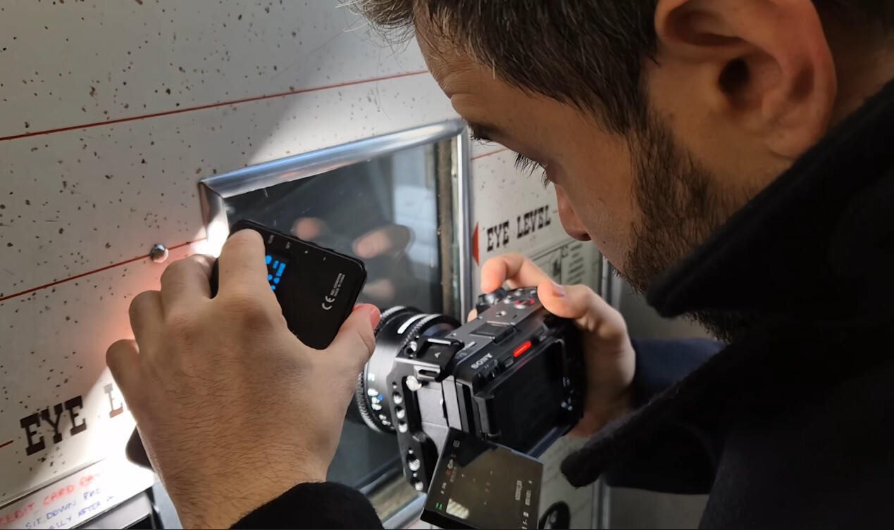 Ống kính chỉ lộ ra khi đang chụp ảnh, khó quan sát