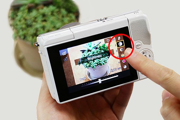 điều chỉnh thanh Brightness để kiểm soát độ sáng 
