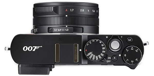 Tấm trên của Leica D-Lux 7 007 có logo đặc trưng của dòng phim huyền thoại
