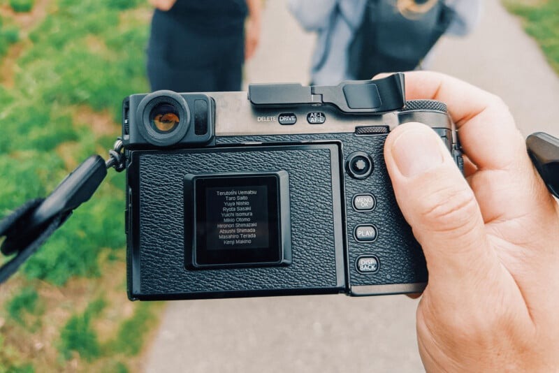 Easter egg đặc biệt khi chụp được 100.000 bức ảnh