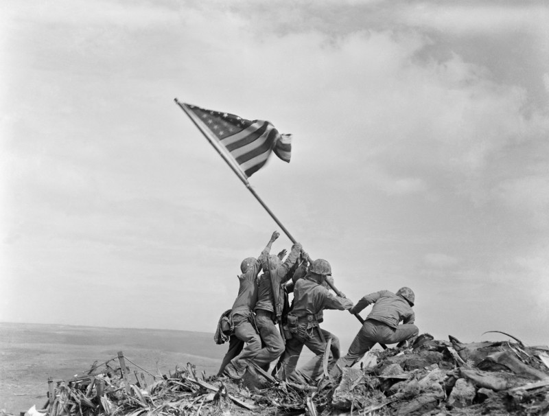 Rising The Flag on Iwo Jima được Joe Rosenthal chụp vào năm 1945