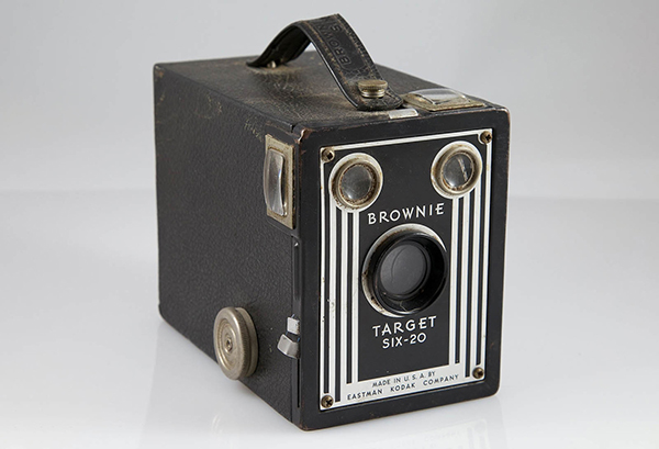 Một cái máy ảnh film vỏ hộp Kodak Brownie