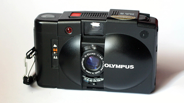 Máy hình ảnh nom và chụp 35mm Olympus XA 2