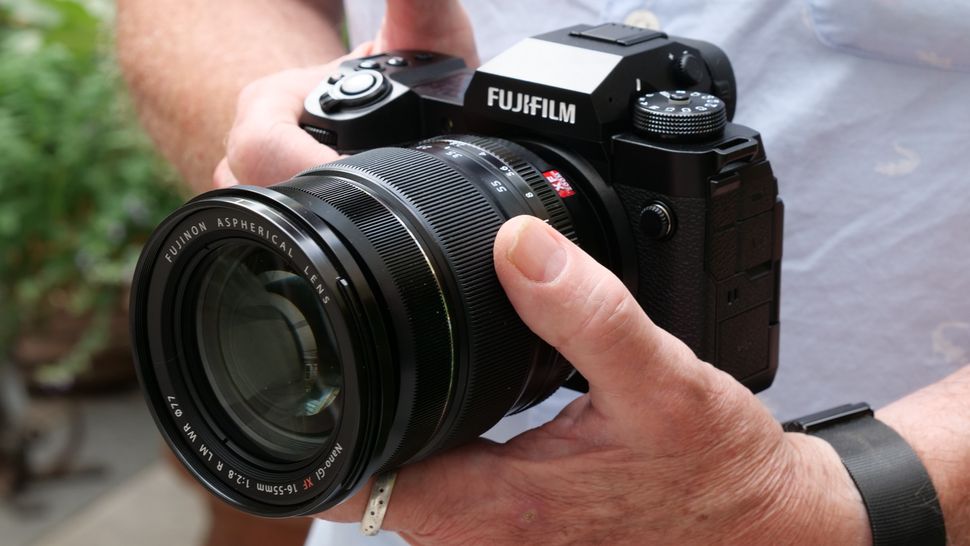 Fujifilm X100V có kết hợp cảm biến APS-C 26.1MP với thân máy gọn gàng
