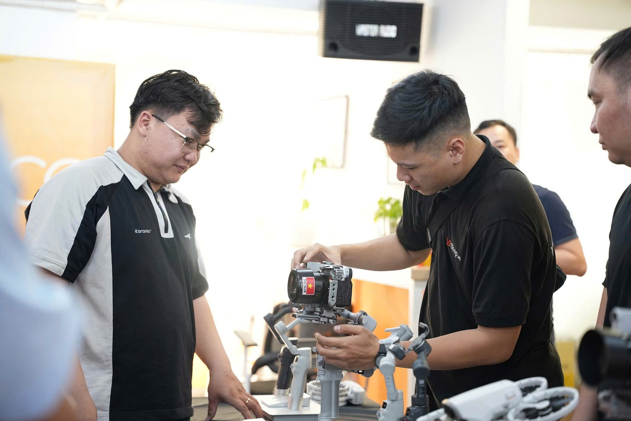 Mua tại VJShop bạn sẽ được đón tiếp tận tình